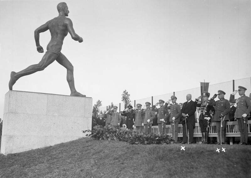 General Heye beim Denkmal des Prinzen Friedrich Karl von Preussen