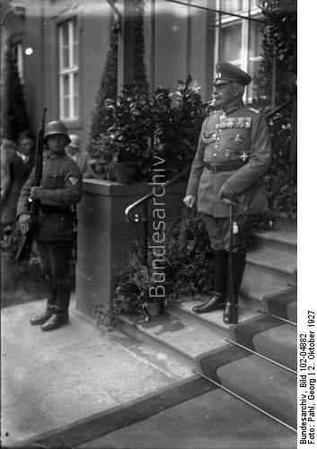 General Wilhelm August Heye, Jubelfeier des achtzigsten Geburtstages des Reichspraesidenten von Hindenburg in Berlin - General Heye auf den Stufen des Reichspraesidentenpalais, Berlin - Germany, 2 Oktober 1927