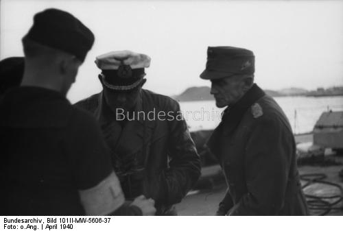 Kapitaen zur See Hellmuth Heye als Kommandant auf dem Schweren Kreuzer Admiral Hipper, Unternehmen Weseruebung, PK - Marine West, Norwegen - Trondheim,  April 1940